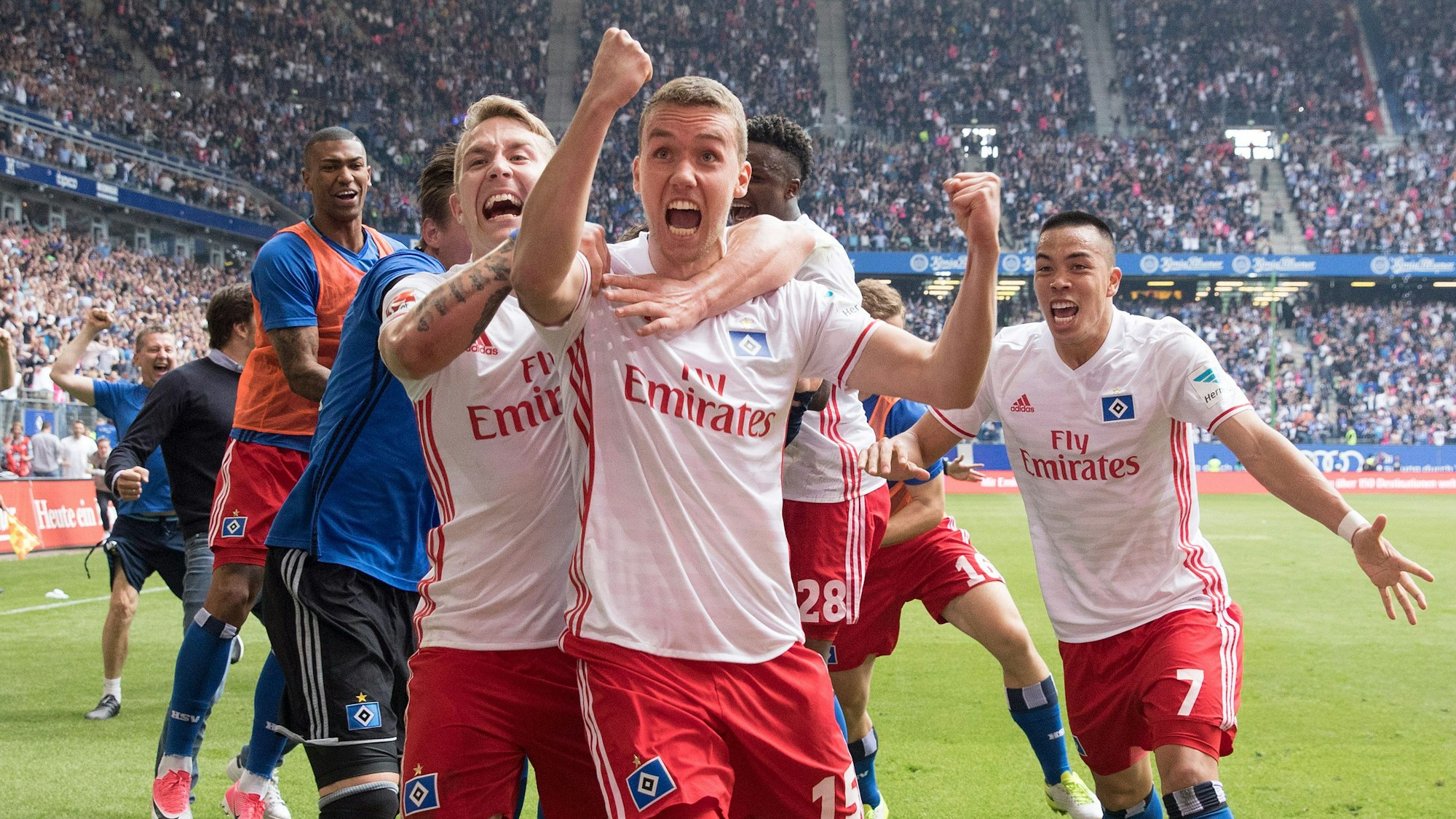 ARCHIV - 20.05.2017, Hamburg: Fußball: Bundesliga, 34. Spieltag, Hamburger SV - VfL Wolfsburg. Hamburgs Lewis Holtby (l-r) Gian-Luca Waldschmidt und Bobby Wood feiern Waldschmidts Siegtor zum 2:1. Hamburg vermeidet mit dem Endstand die Relegation. Foto: Christian Charisius/dpa +++ dpa-Bildfunk +++
