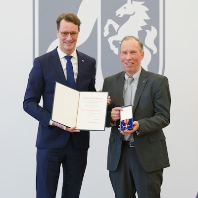 Der Kölner Günter Herberhold (rechts) wurde für sein jahrzehntelanges soziales Engagement mit dem Bundesverdienstorden ausgezeichnet.
