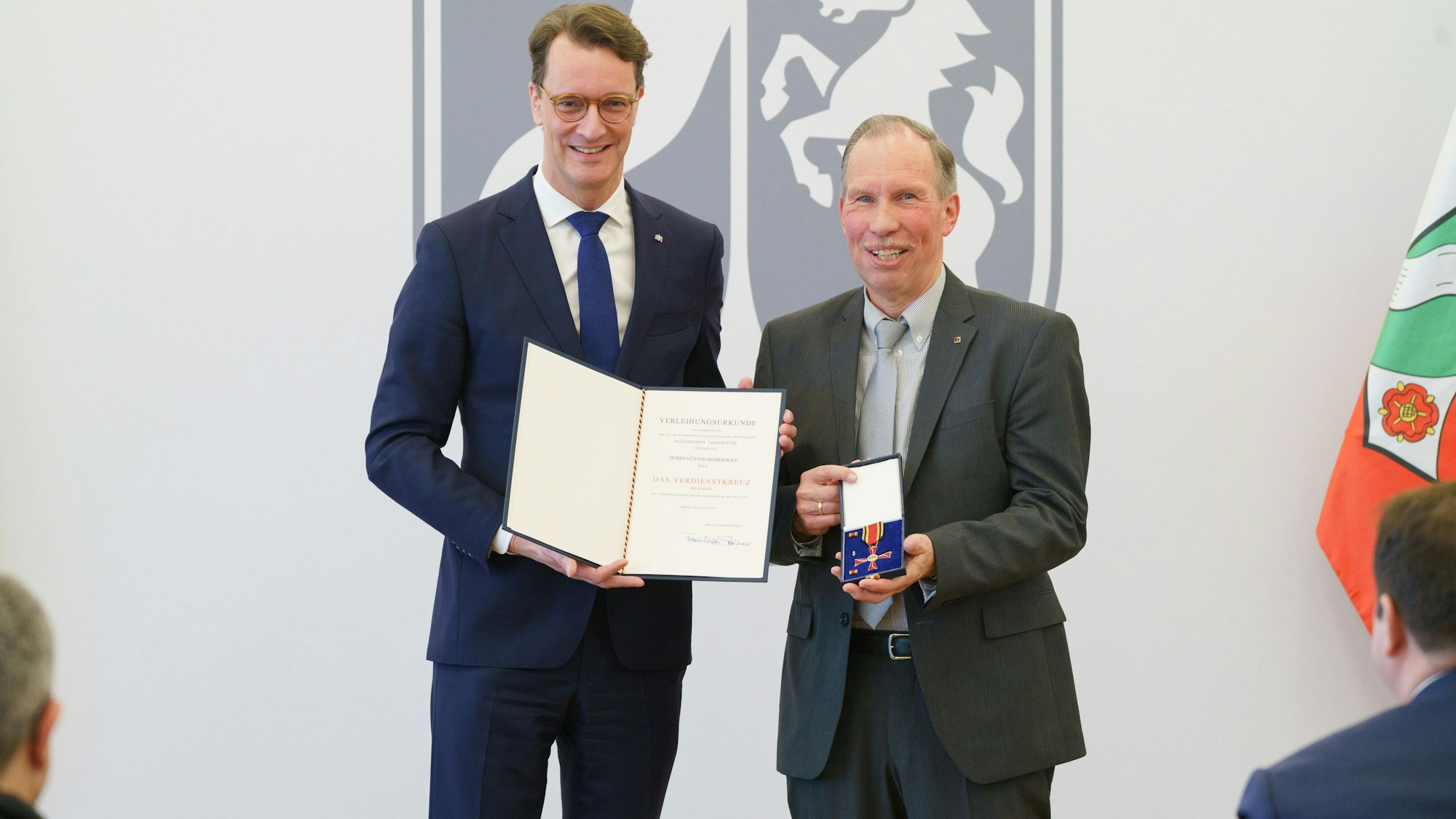 Der Kölner Günter Herberhold (rechts) wurde für sein jahrzehntelanges soziales Engagement mit dem Bundesverdienstorden ausgezeichnet.