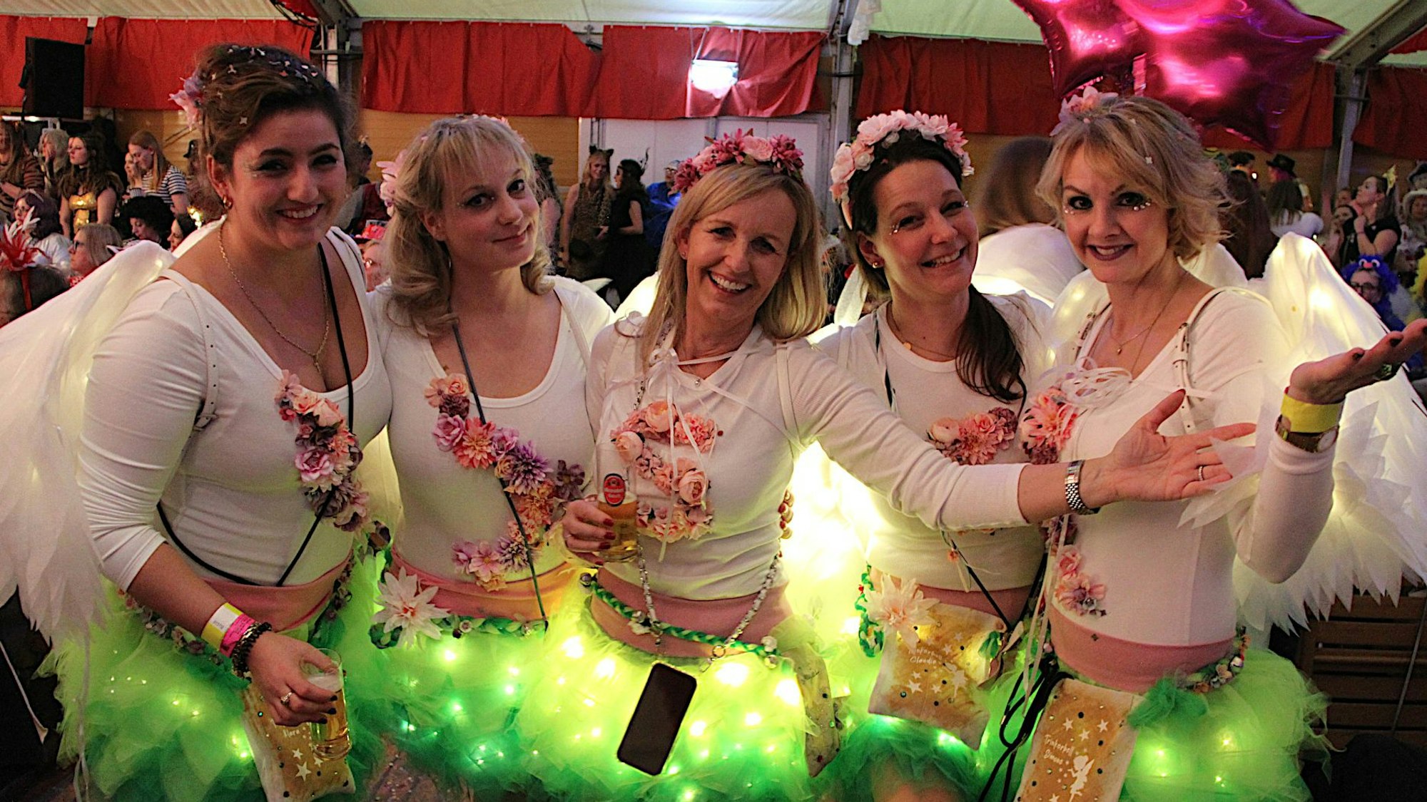 Fünf Karnevalistinnen haben sich als Engel verkleidet.