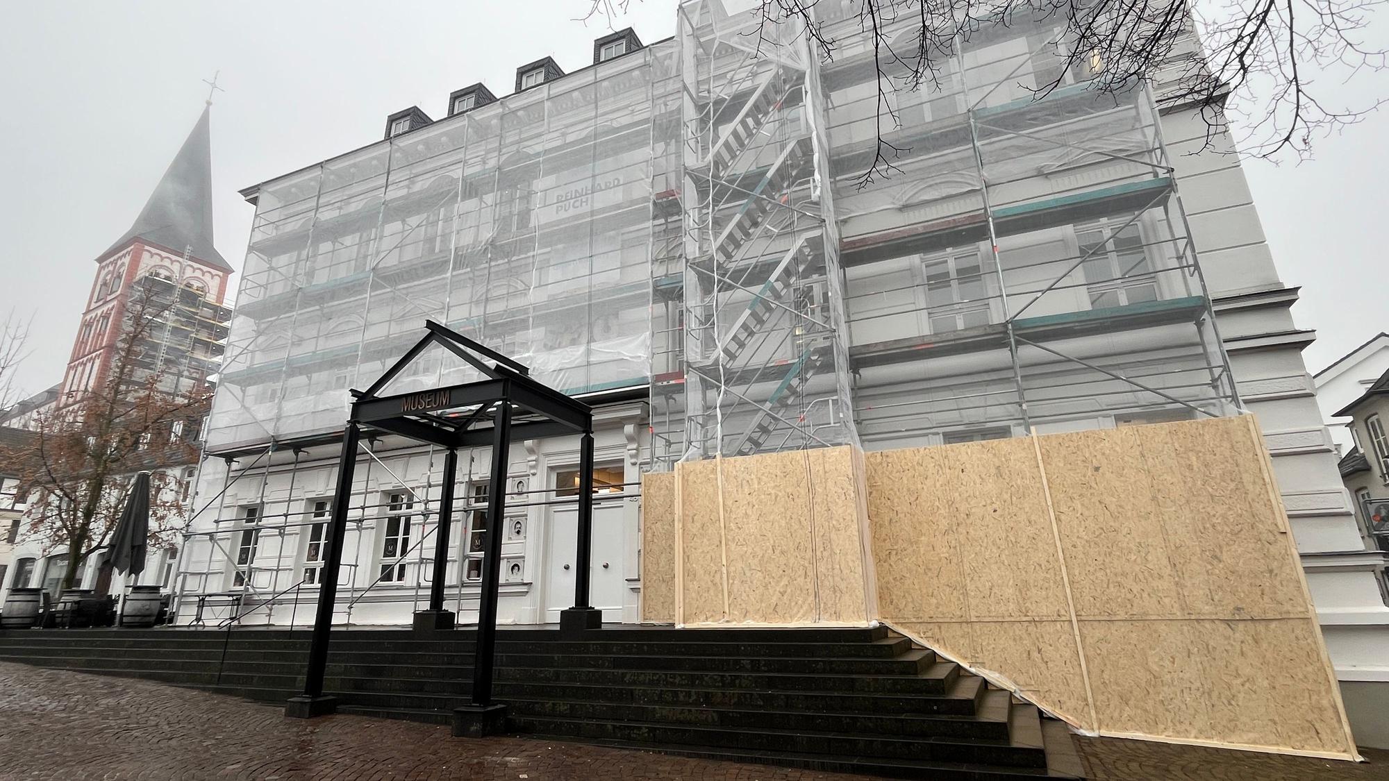 Die Fenster des Siegburger Stadtmzuseums werden in den kommenden MOnaten aufwändig saniert.