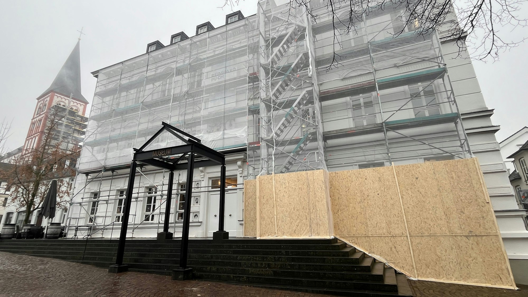Die Fenster des Siegburger Stadtmzuseums werden in den kommenden MOnaten aufwändig saniert.