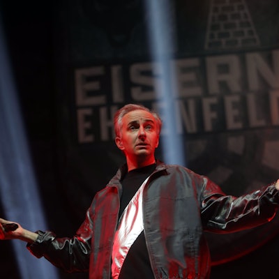 14.01.2025, Köln: Jan Böhmermann & Das Rundfunk Tanzorchester Ehrenfeld in der Lanxess Arena. Böhmermann hat die Arme ausgebreitet, trägt eine dunkle Silberjacke.