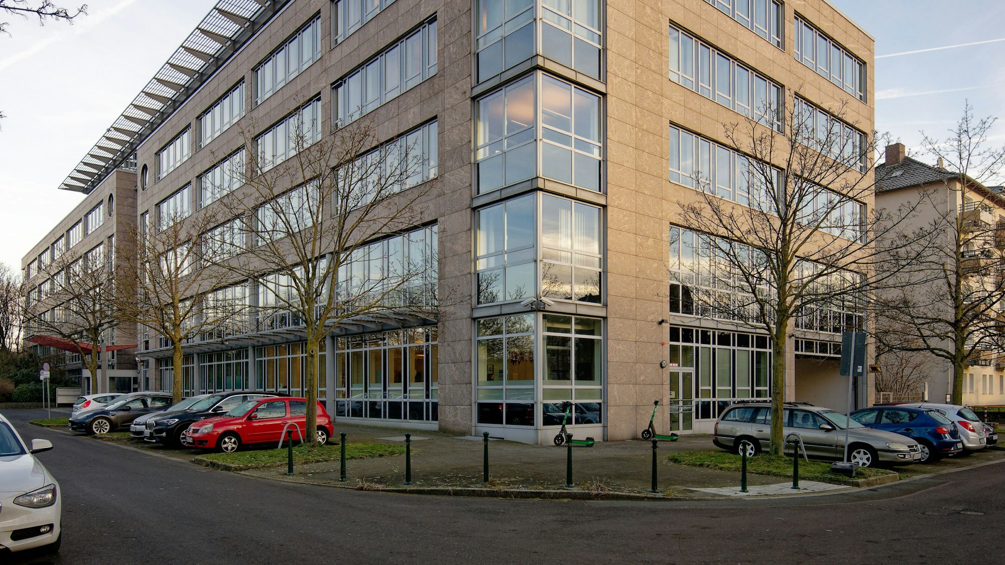 Ein Blick auf das Gebäude des Bau- und Liegenschaftsbetrieb NRW BLB. Staatsanwaltschaft und Landeskriminalamt (LKA) ermitteln wegen mutmaßlicher Korruption mit einem Schaden in Millionenhöhe rund um die Sanierung der nordrhein-westfälischen Staatskanzlei.