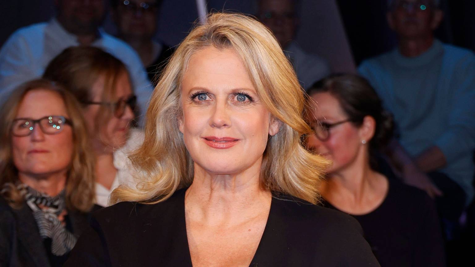 Barbara Schöneberger in der NDR-Kulisse.