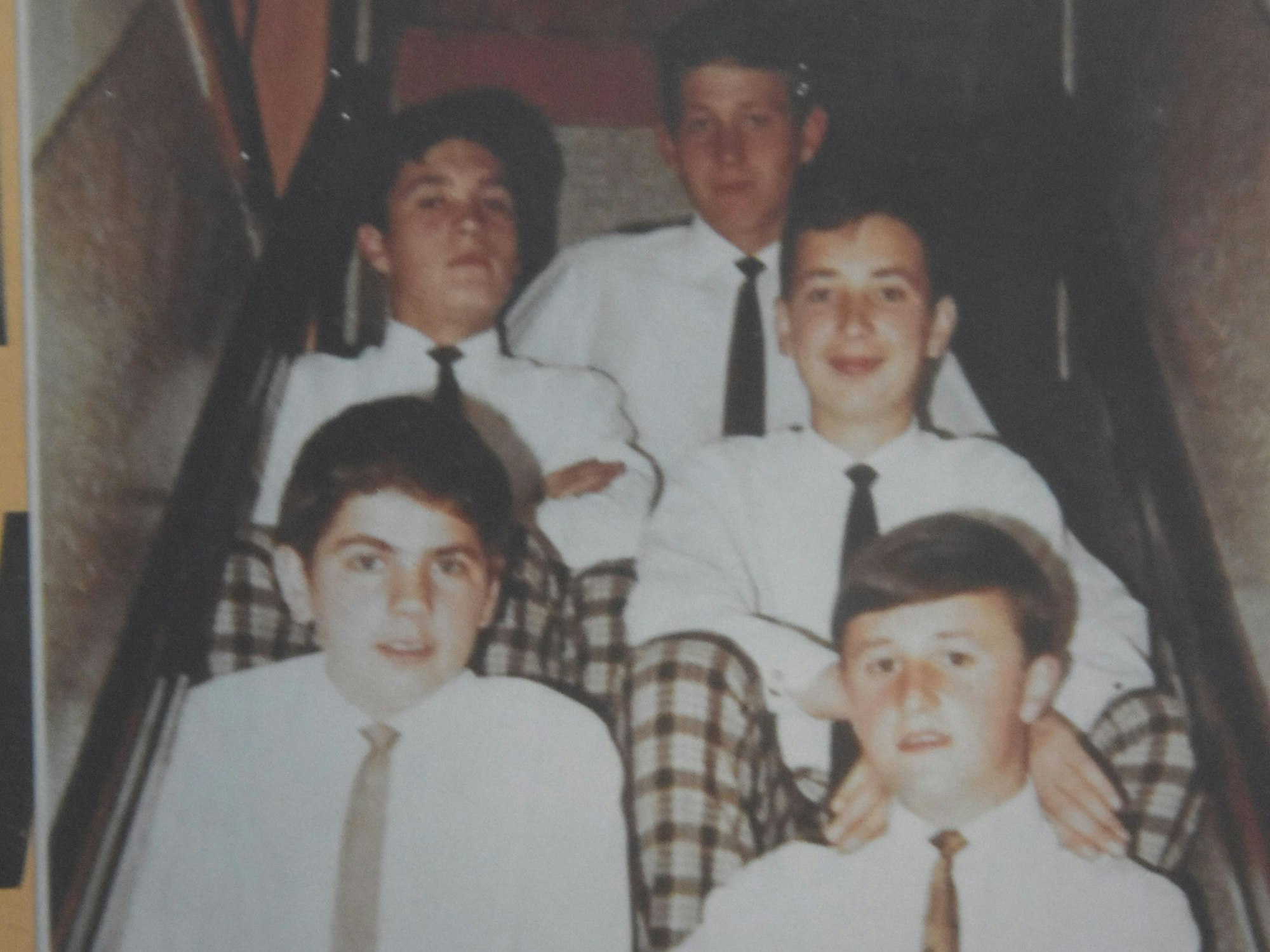 Das Foto zeigt die Repro einer Abbildung von fünf Jungen.