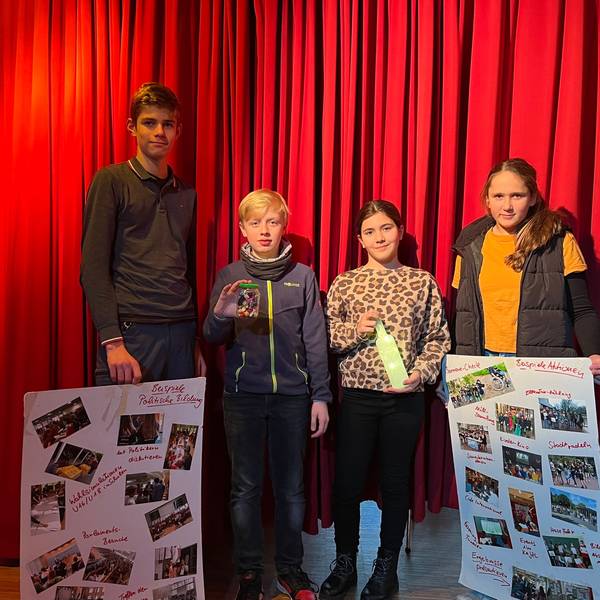 Präsentieren ihre Aktionen und Upcycling-Ideen: Tim Farbother (v.l.), Maximilian Großeophoff, Mia Aythmör, Clara Lücke.
