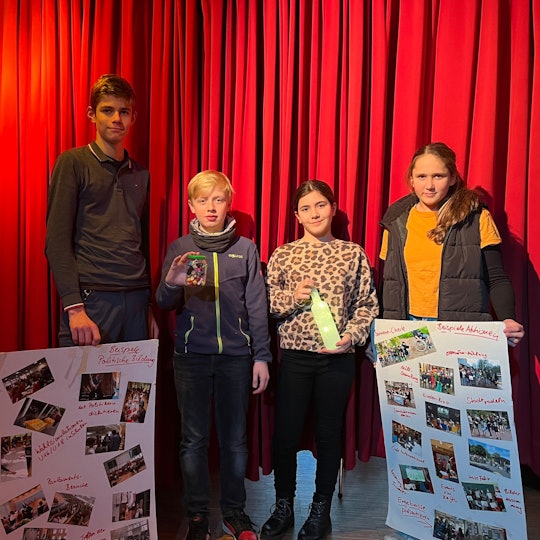 Präsentieren ihre Aktionen und Upcycling-Ideen: Tim Farbother (v.l.), Maximilian Großeophoff, Mia Aythmör, Clara Lücke.