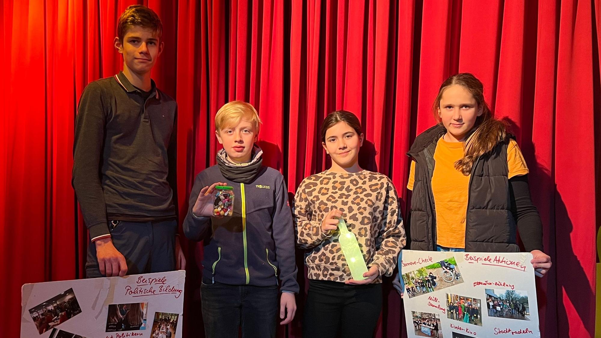 Präsentieren ihre Aktionen und Upcycling-Ideen: Tim Farbother (v.l.), Maximilian Großeophoff, Mia Aythmör, Clara Lücke.
