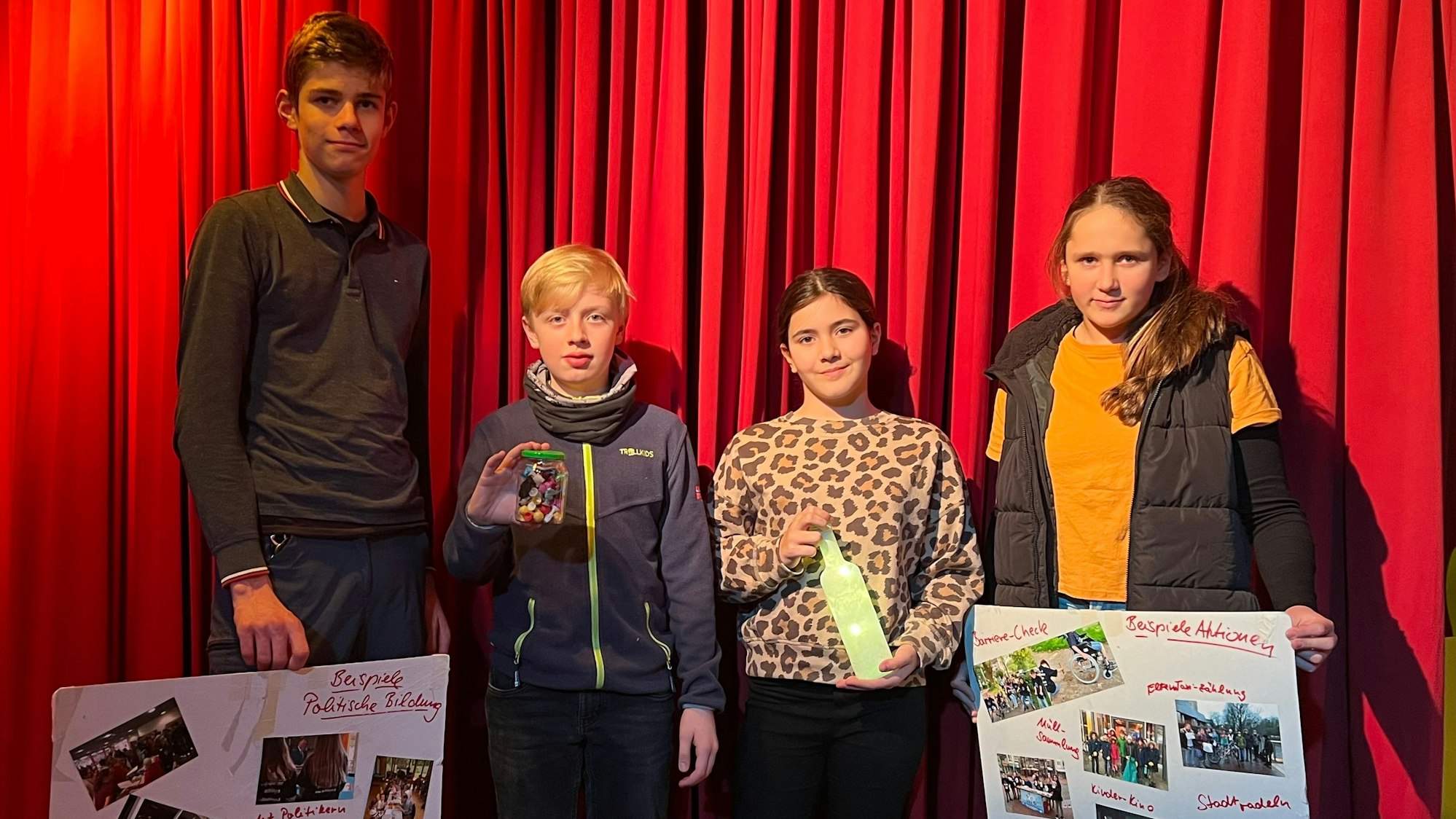 Präsentieren ihre Aktionen und Upcycling-Ideen: Tim Farbother (v.l.), Maximilian Großeophoff, Mia Aythmör, Clara Lücke.