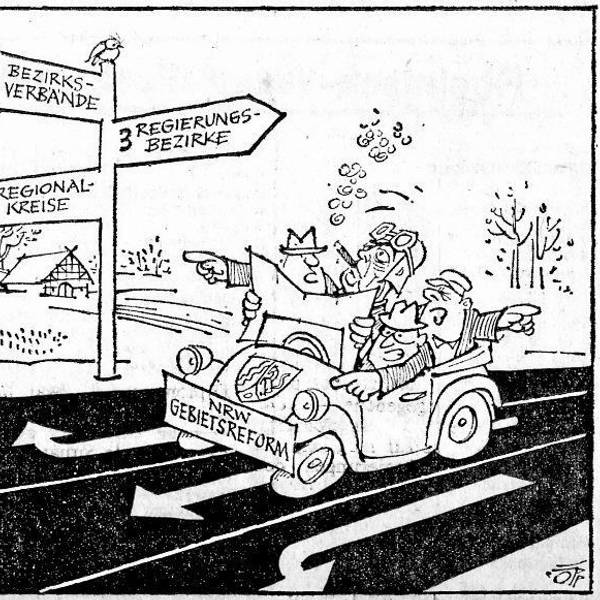 Man sieht ein Auto mit Männern, die ratlos vor einem Wegweiser stehen, der auf Bezirksverbände, Regierungsbezirke und Regionalkreise verweist.