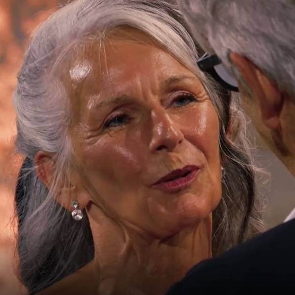 Die 62-jährige Sabine aus Troisdorf ist links im Bild zu sehen. Sie spitzt während des Sprechens die Lippen in Richtung von Franz, der rechts im Bild mit dem Rücken zum Betrachtenden steht.