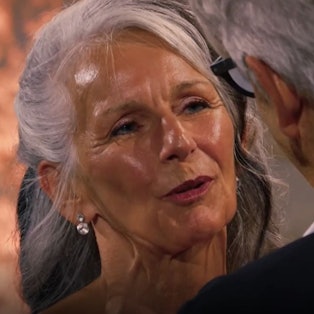 Die 62-jährige Sabine aus Troisdorf ist links im Bild zu sehen. Sie spitzt während des Sprechens die Lippen in Richtung von Franz, der rechts im Bild mit dem Rücken zum Betrachtenden steht.