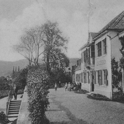 Eine historische Ansicht eines Gebäudes.