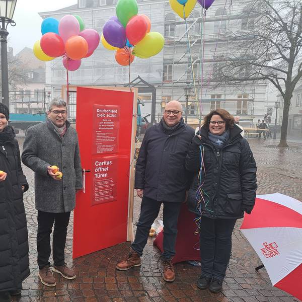 Mit Äpfeln und Thesen für eine gesunde Demokratie wirbt die Caritas Rhein-Sieg vor der Bundestagswahl für eine fundierte Sozialpolitik.