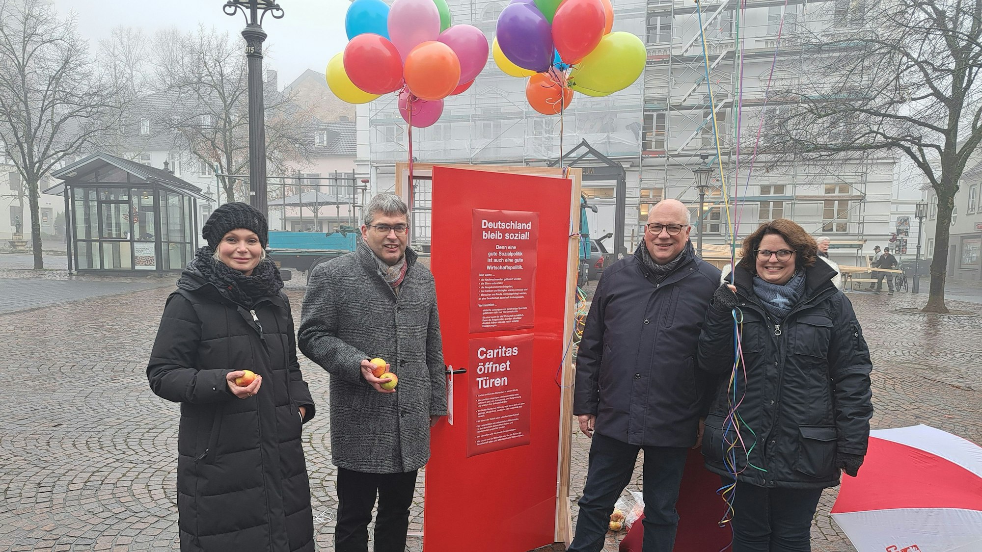 Mit Äpfeln und Thesen für eine gesunde Demokratie wirbt die Caritas Rhein-Sieg vor der Bundestagswahl für eine fundierte Sozialpolitik.