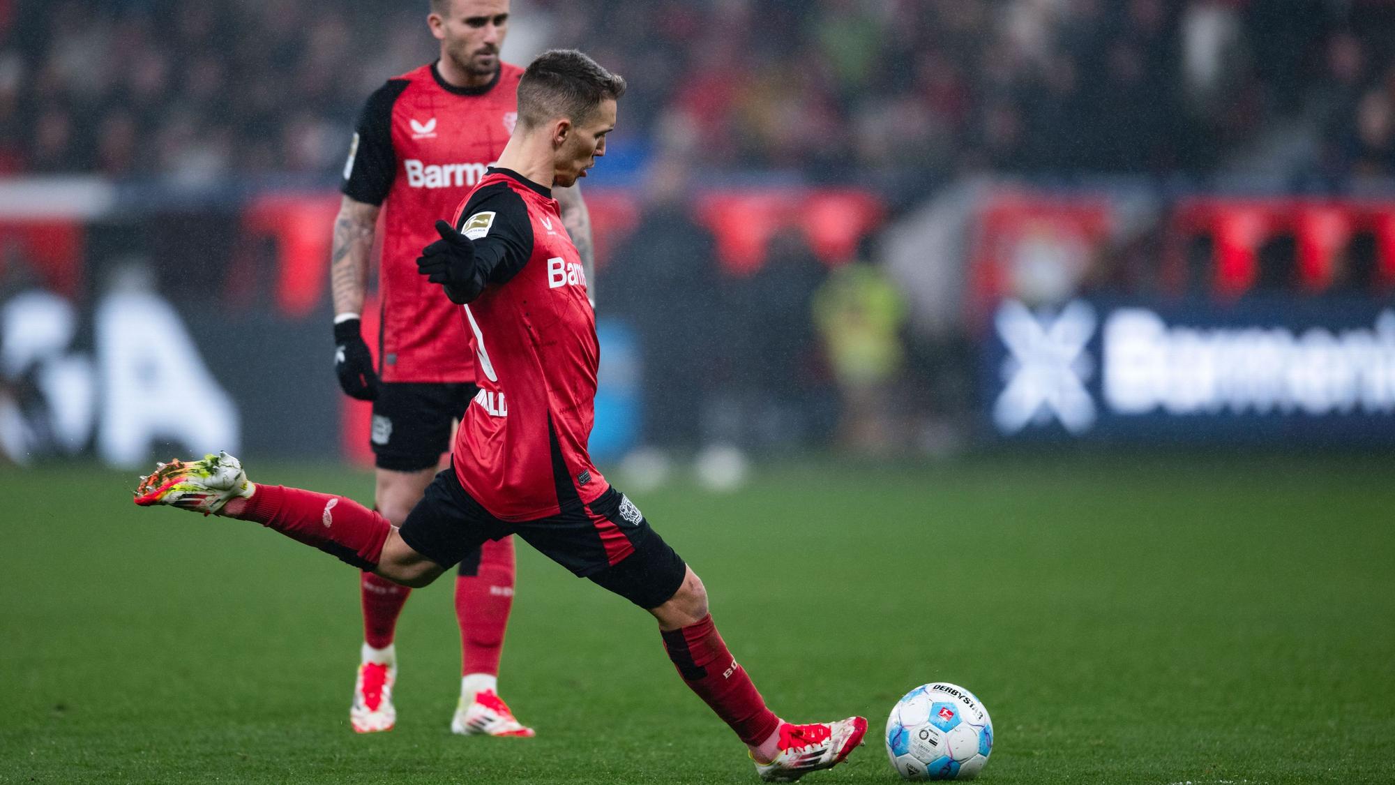 Leverkusens Alex Grimaldo (vorne) trifft zur 1:0-Führung.