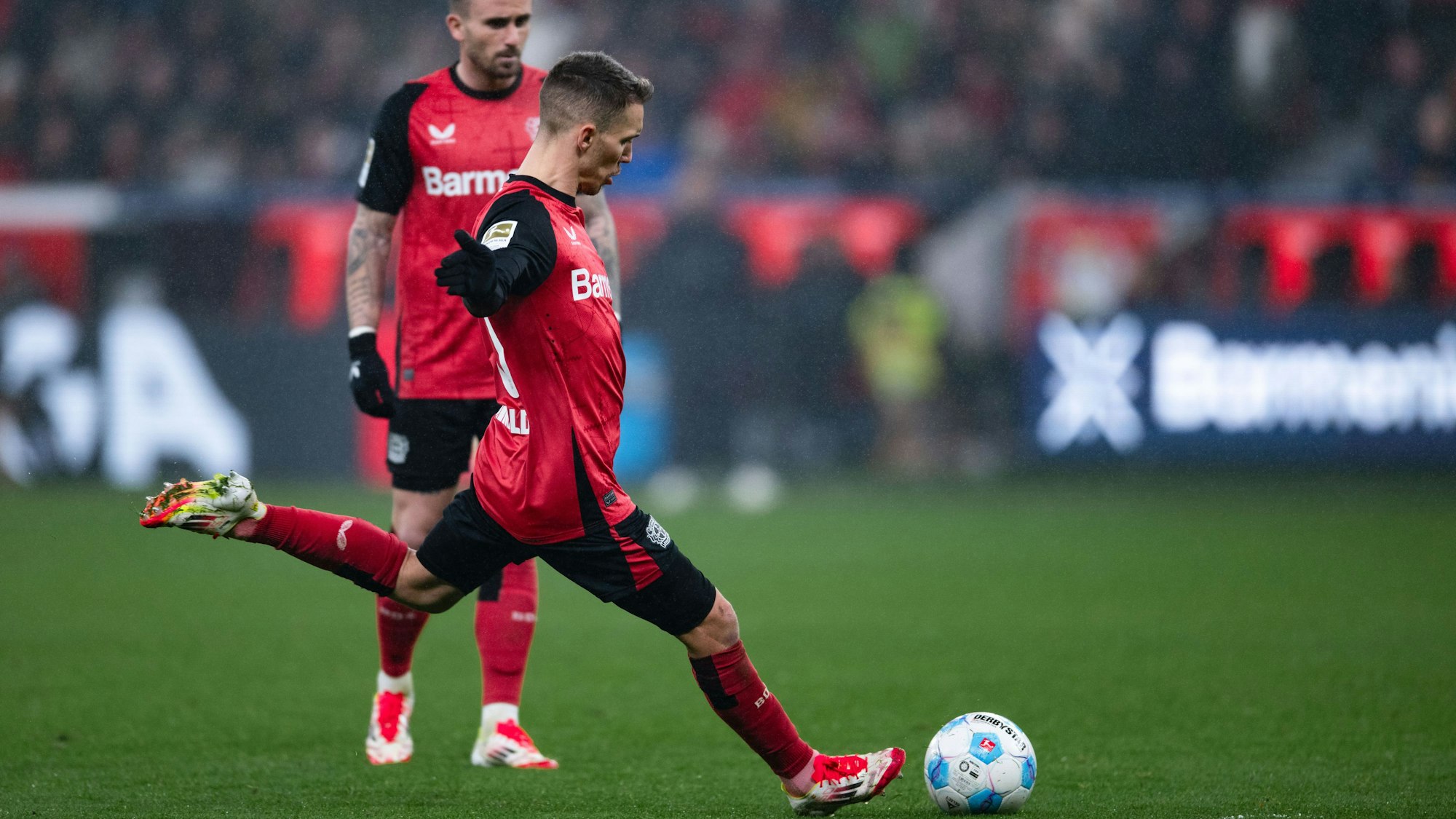 Leverkusens Alex Grimaldo (vorne) trifft zur 1:0-Führung.