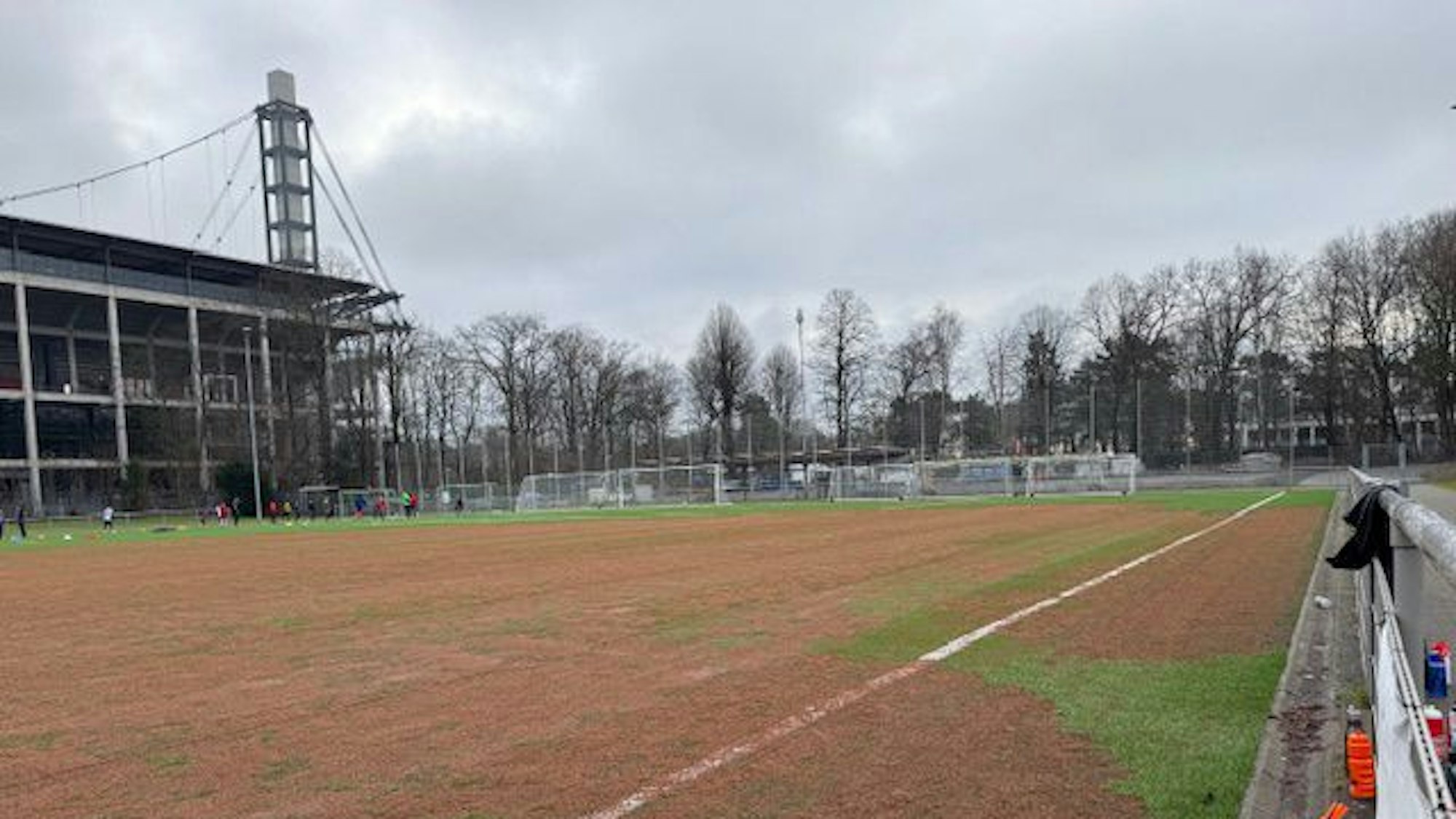 Die abgebrannte Kunstrasenfläche der Westkampfbahn am Rhein-Energie-Stadion.