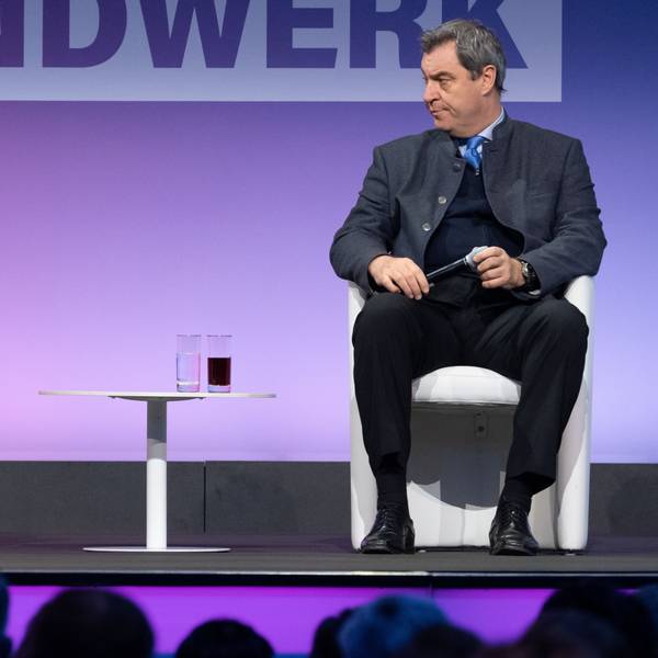 Liefern sich immer wieder einen Schlagabtausch in großen politischen Fragen: Markus Söder (r, CSU), Ministerpräsident von Bayern, und Robert Habeck (Bündnis 90/Die Grünen), Bundesminister für Wirtschaft und Klimaschutz.