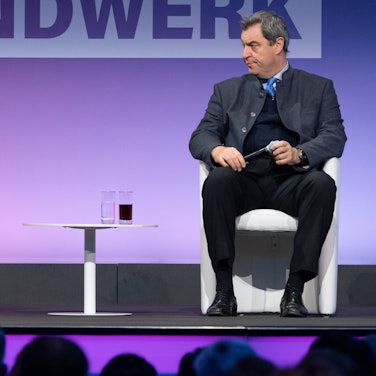 Liefern sich immer wieder einen Schlagabtausch in großen politischen Fragen: Markus Söder (r, CSU), Ministerpräsident von Bayern, und Robert Habeck (Bündnis 90/Die Grünen), Bundesminister für Wirtschaft und Klimaschutz.