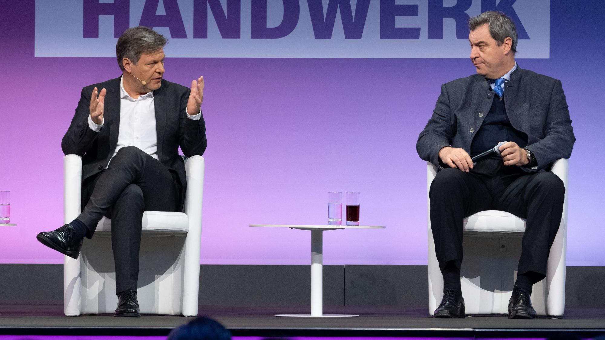 Liefern sich immer wieder einen Schlagabtausch in großen politischen Fragen: Markus Söder (r, CSU), Ministerpräsident von Bayern, und Robert Habeck (Bündnis 90/Die Grünen), Bundesminister für Wirtschaft und Klimaschutz.