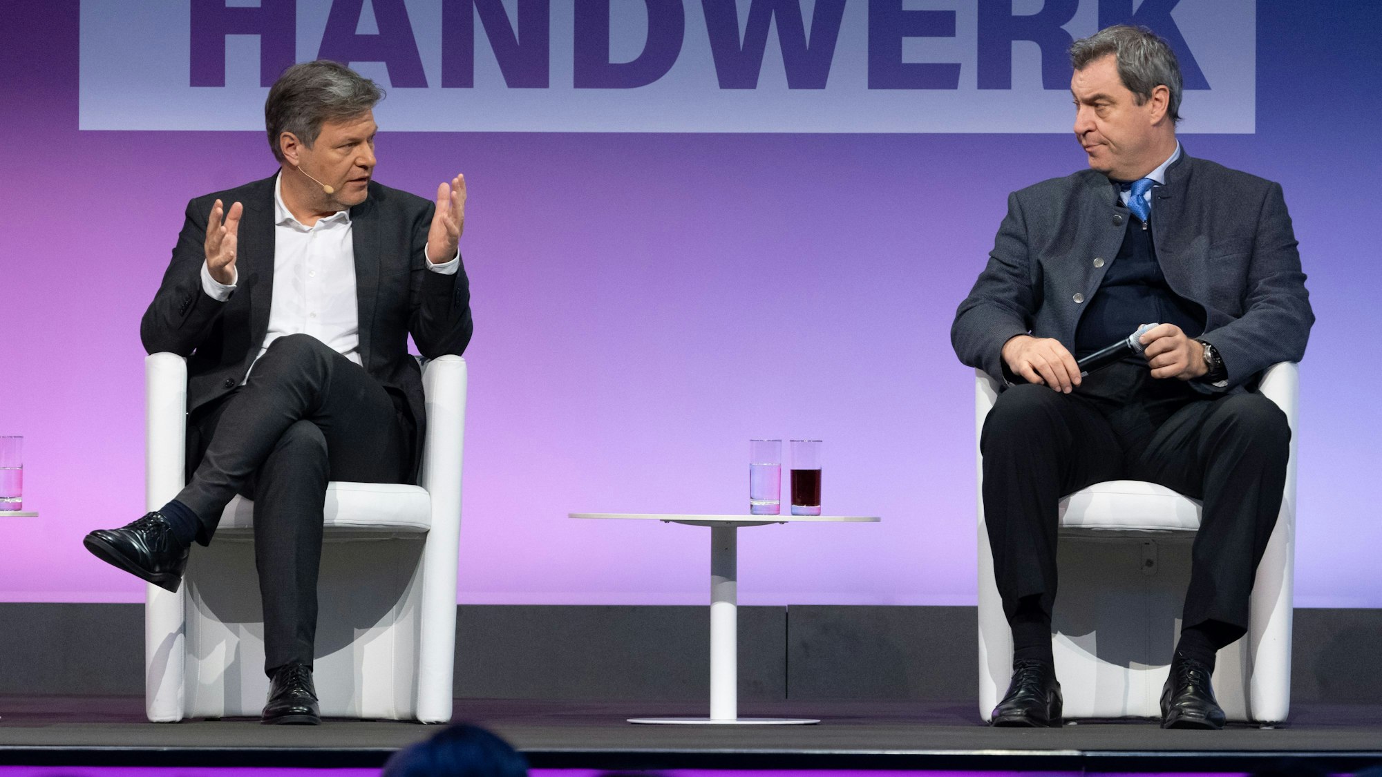 Liefern sich immer wieder einen Schlagabtausch in großen politischen Fragen: Markus Söder (r, CSU), Ministerpräsident von Bayern, und Robert Habeck (Bündnis 90/Die Grünen), Bundesminister für Wirtschaft und Klimaschutz.