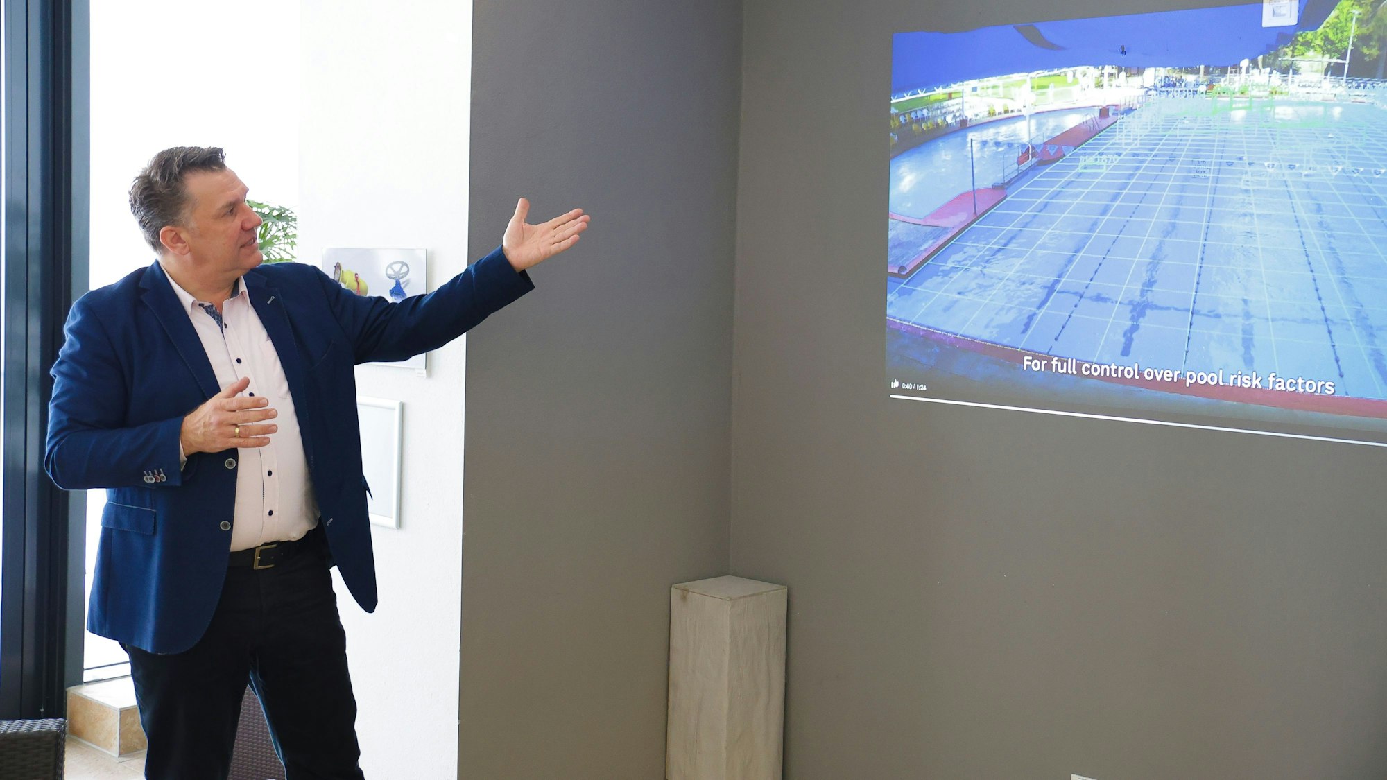 Marc Riemann, Betriebsleiter der KölnBäder, bei der Präsentation eines KI-unterstützten Warnsystem vor Badeunfällen
