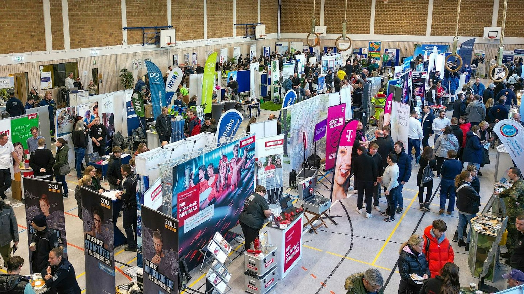 Das Foto zeigt eine Übersichtaufnahme mit den Ständen der Aussteller in der Turnhalle des Goldenberg Europakollegs.