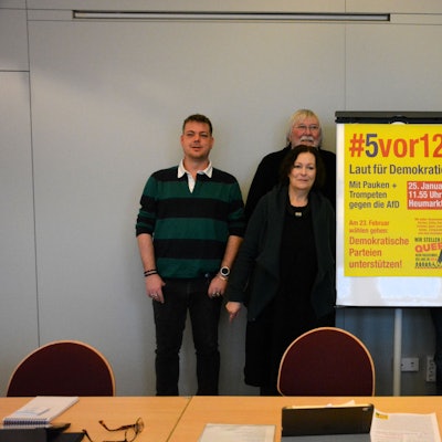 Vertreter vom Bündnis „Köln stellt sich quer“ (v. l. ): Patrick Gloe, Reiner Hammelrath (hinten), Claudia Wörmann-Adam, Witich Roßmann, Brigitta von Bülow und Jörg Detjen.