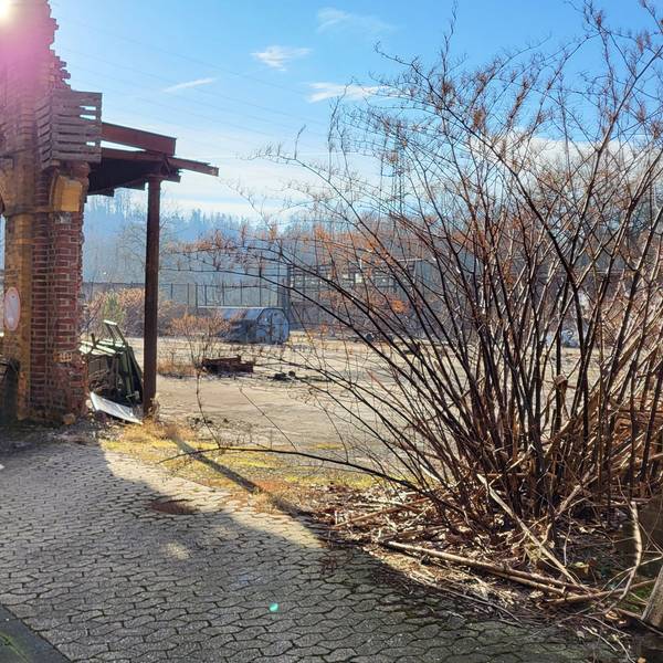 Das verfallene Werksgelände der stillgelegten Fabrik Kabelmetal in Windeck-Schladern.