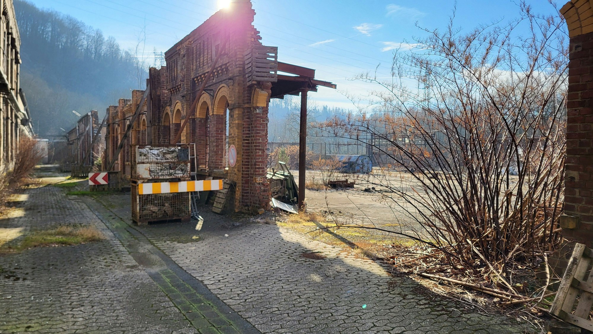 Das verfallene Werksgelände der stillgelegten Fabrik Kabelmetal in Windeck-Schladern.