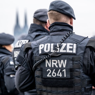 Das SEK durchsuchte Geschäfte in Kalk. (Symbolbild)