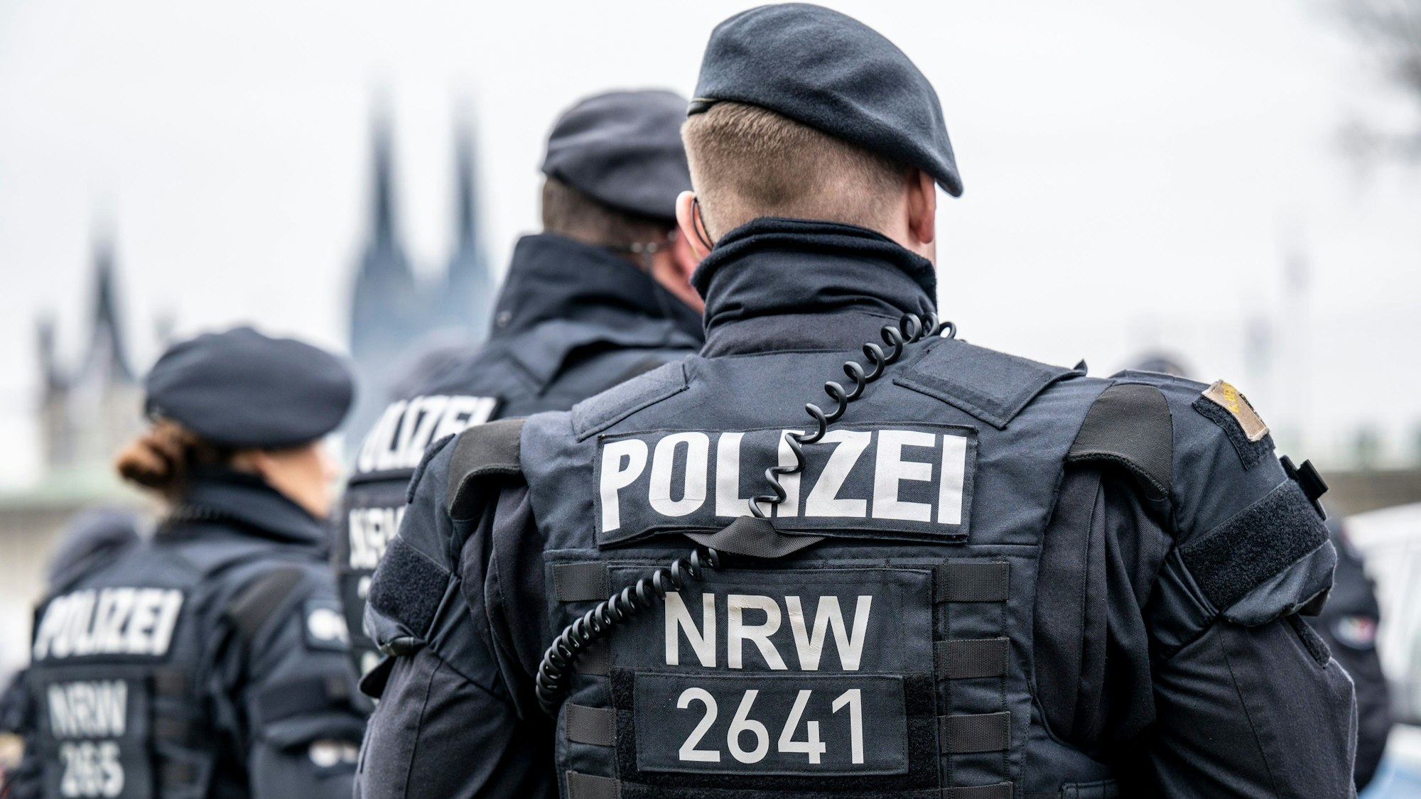 Das SEK durchsuchte Geschäfte in Kalk. (Symbolbild)