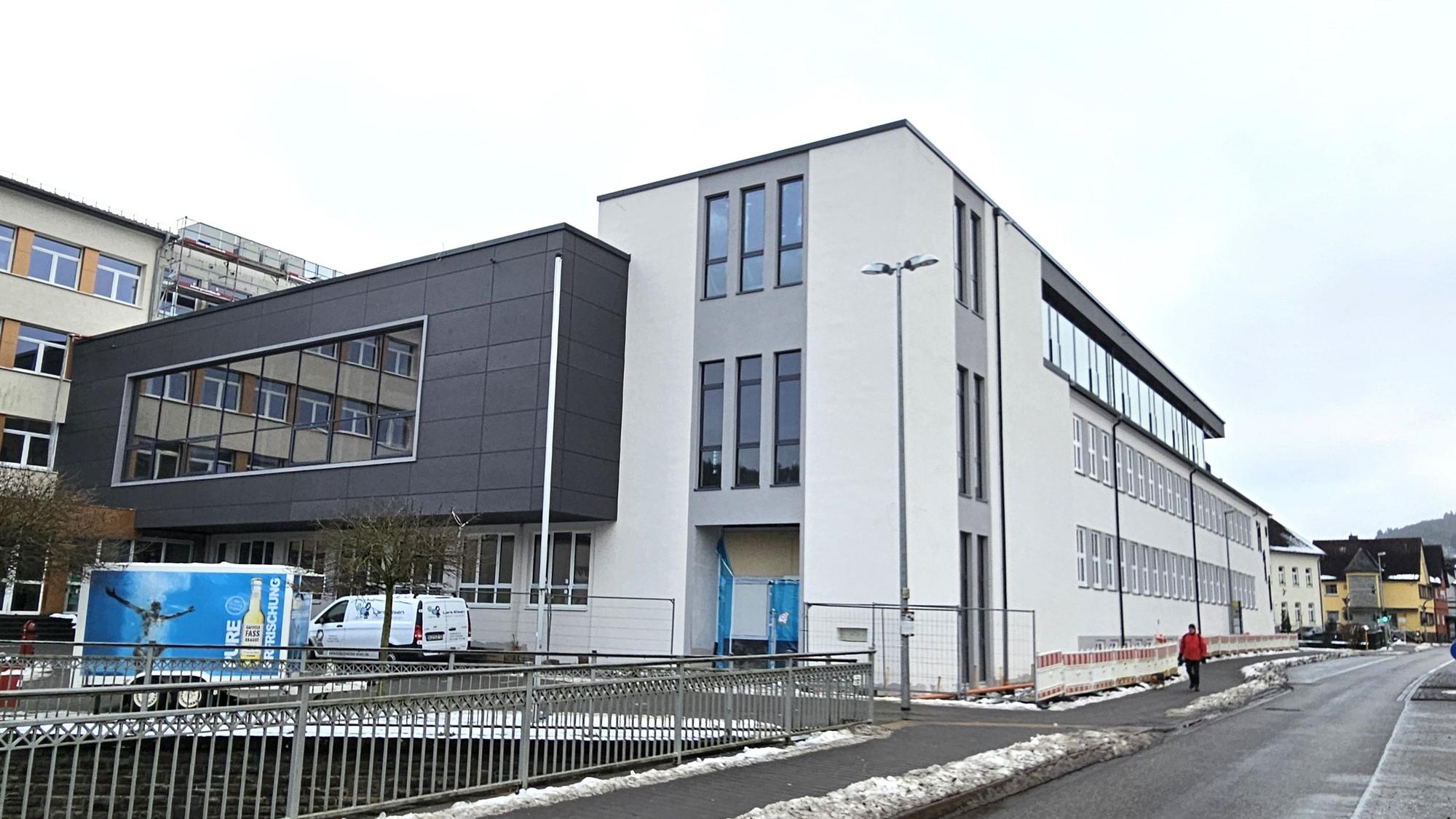 Blick auf das Gebäude des Gymnasiums mit der Bürgerhalle.