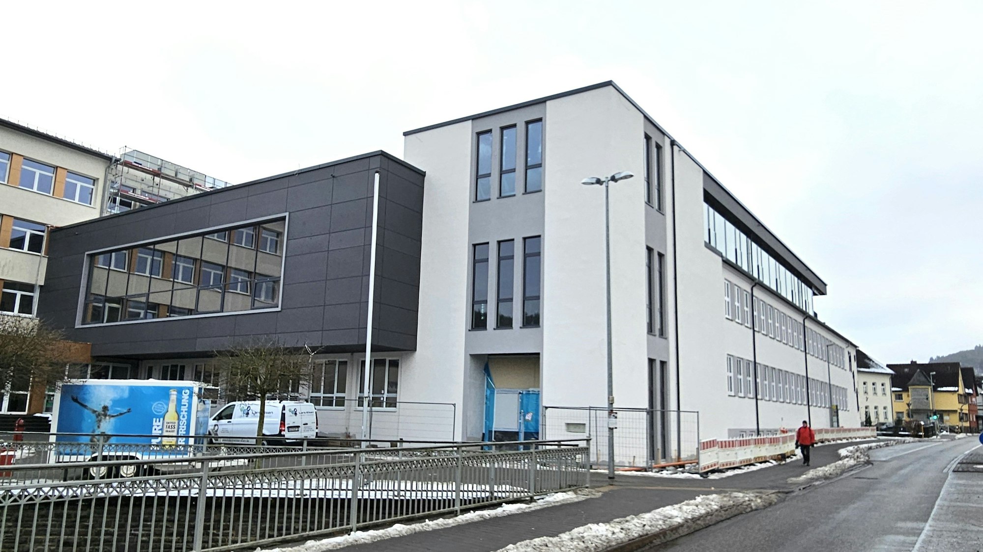 Blick auf das Gebäude des Gymnasiums mit der Bürgerhalle.