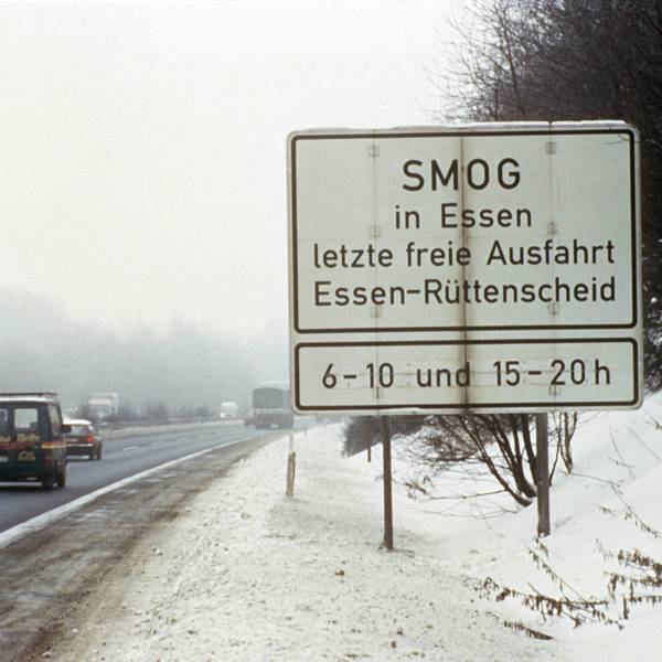 Ein Schild auf einer Autobahn in Essen warnt vor Smog, aufgenommen am 18. Januar 1985. Für Teile des Ruhrgebiets wurde damals die höchste Smog-Alarmstufe ausgelöst.
