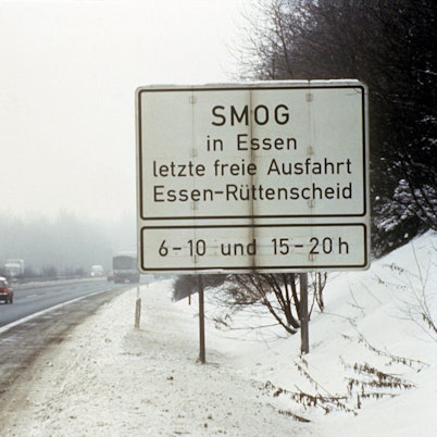 Ein Schild auf einer Autobahn in Essen warnt vor Smog, aufgenommen am 18. Januar 1985. Für Teile des Ruhrgebiets wurde damals die höchste Smog-Alarmstufe ausgelöst.