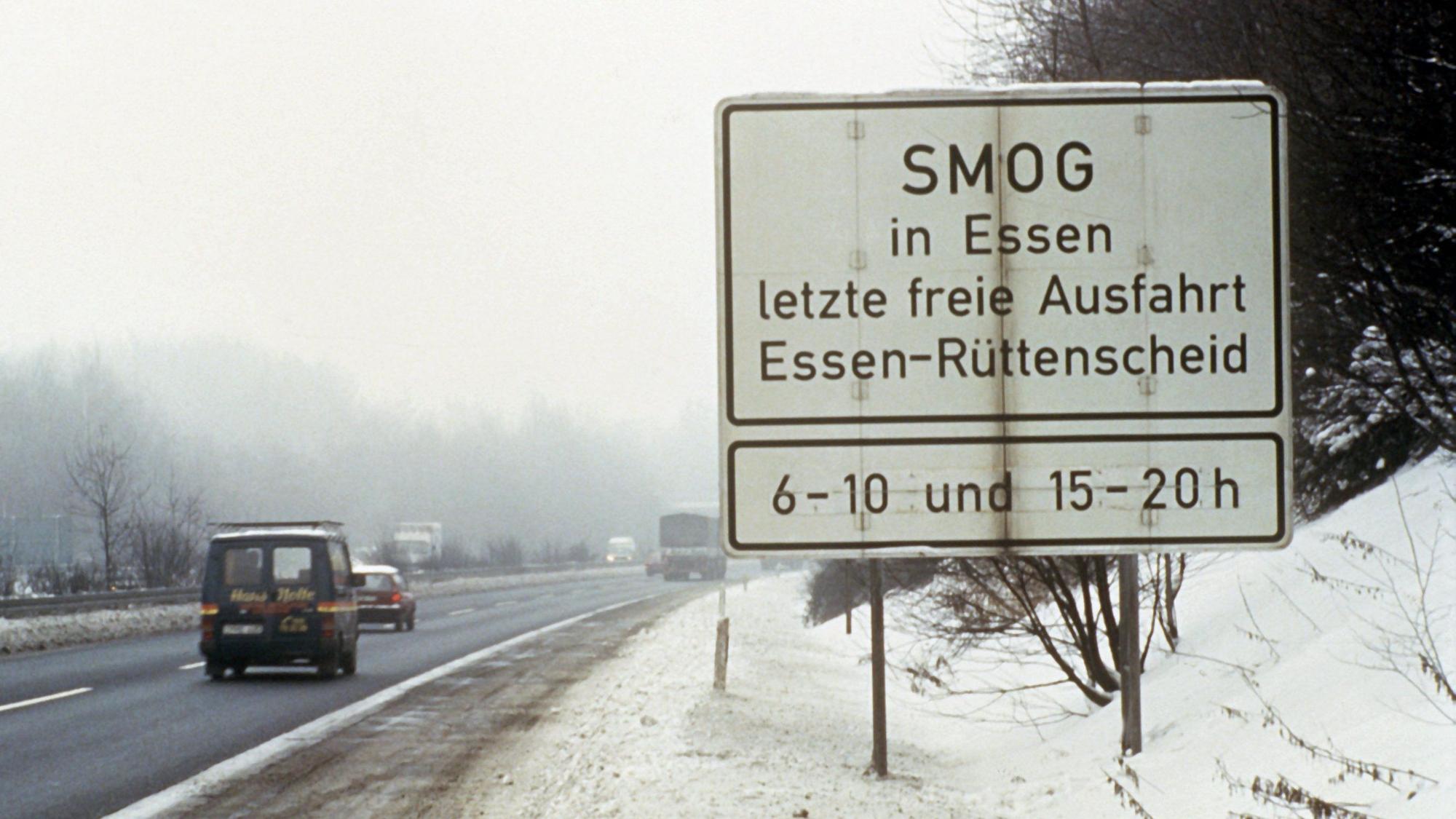 Ein Schild auf einer Autobahn in Essen warnt vor Smog, aufgenommen am 18. Januar 1985. Für Teile des Ruhrgebiets wurde damals die höchste Smog-Alarmstufe ausgelöst.
