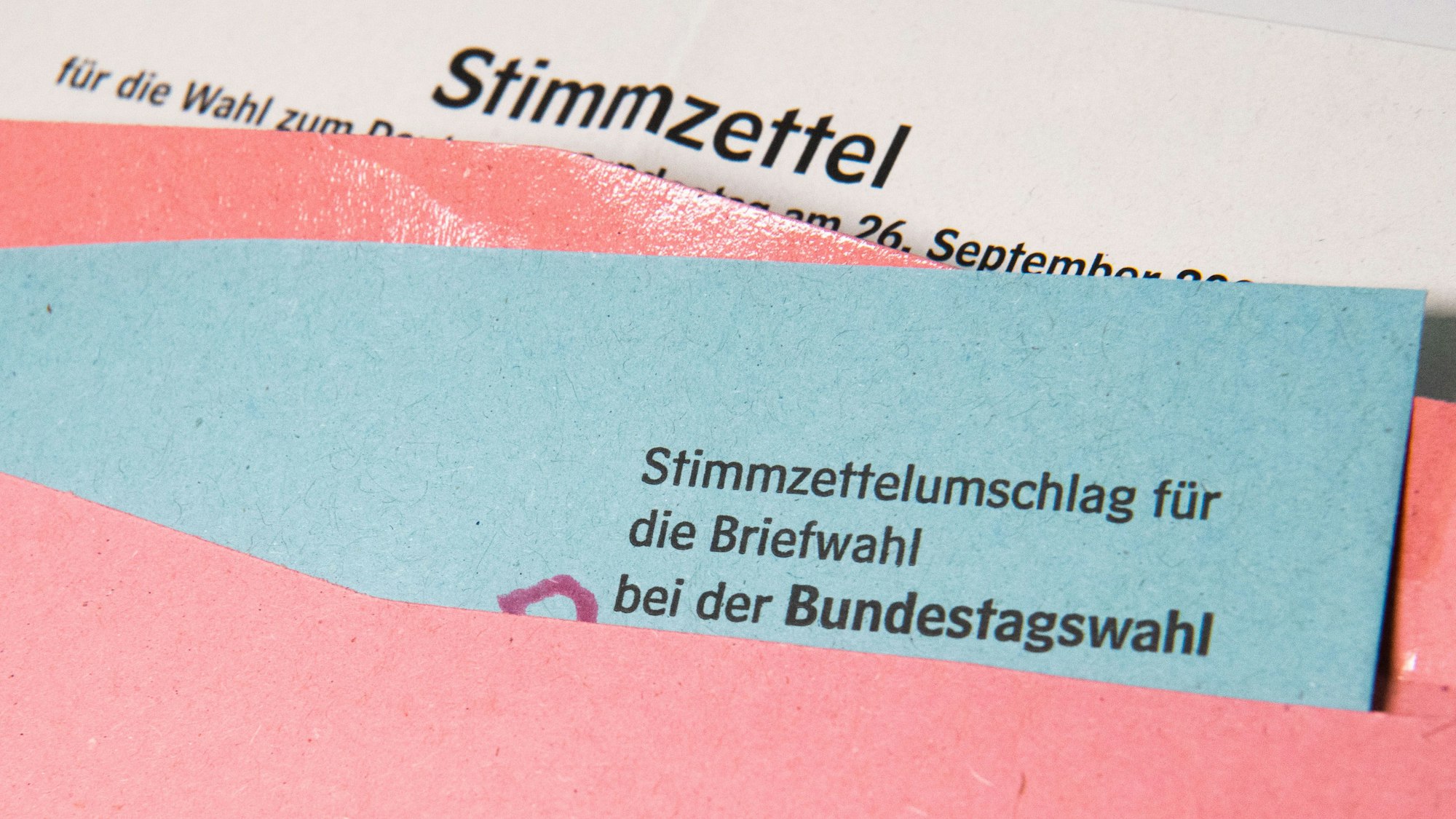 Ein Muster eines Stimmzettelumschlags für die Briefwahl bei der Bundestagswahl 2021 liegt auf einem Tisch.