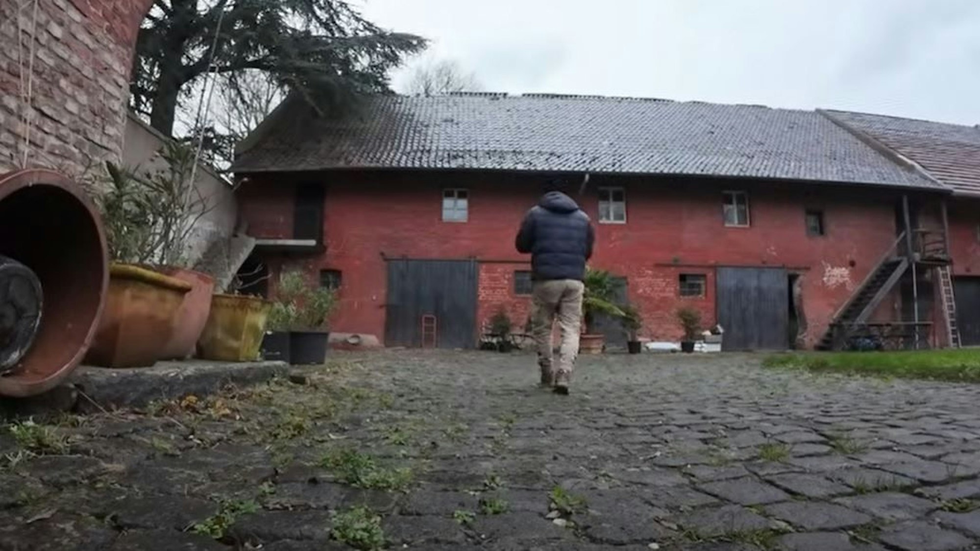 Das mittlere Fenster gehört zu dem unbekannten Raum.