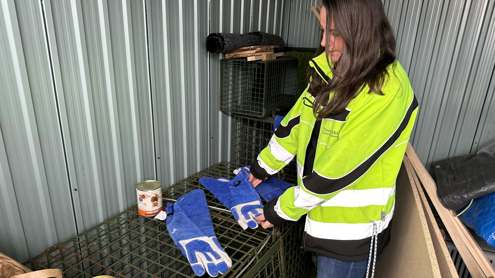 Jenny Seidt im Lager des Vereins: Spezialhandschuhe, Lebendfallen und Spezialfutter zum Anlocken sind dort zu finden.