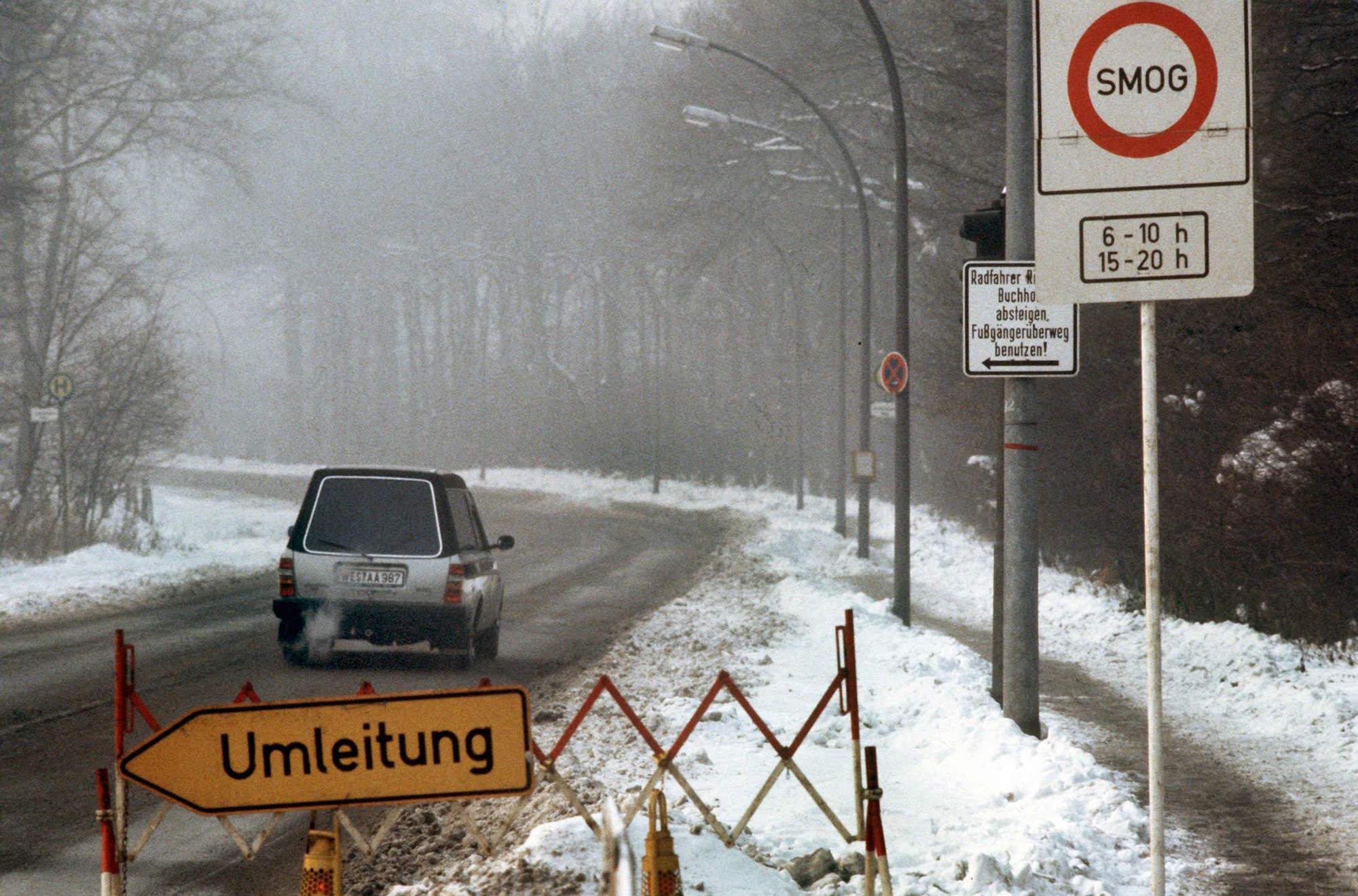 Eine Umleitung an einer Straße in Duisburg am 18. Januar 1985.