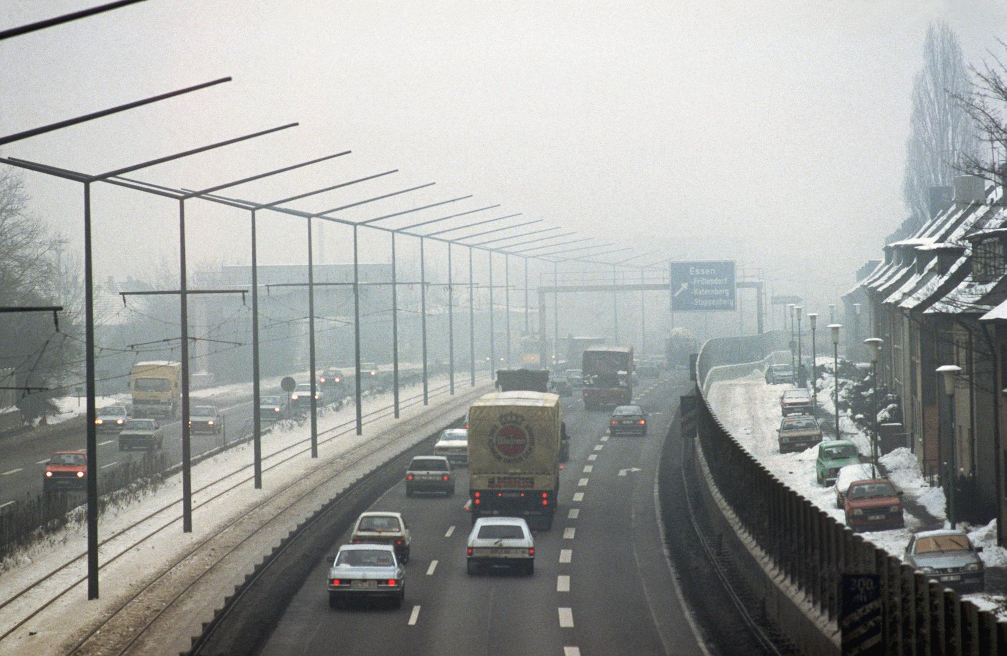 Der Verkehr auf der Essener Stadtautobahn am 18. Januar 1985. Für Teile des Ruhrgebiets wurde die höchste Smog-Alarmstufe ausgelöst.