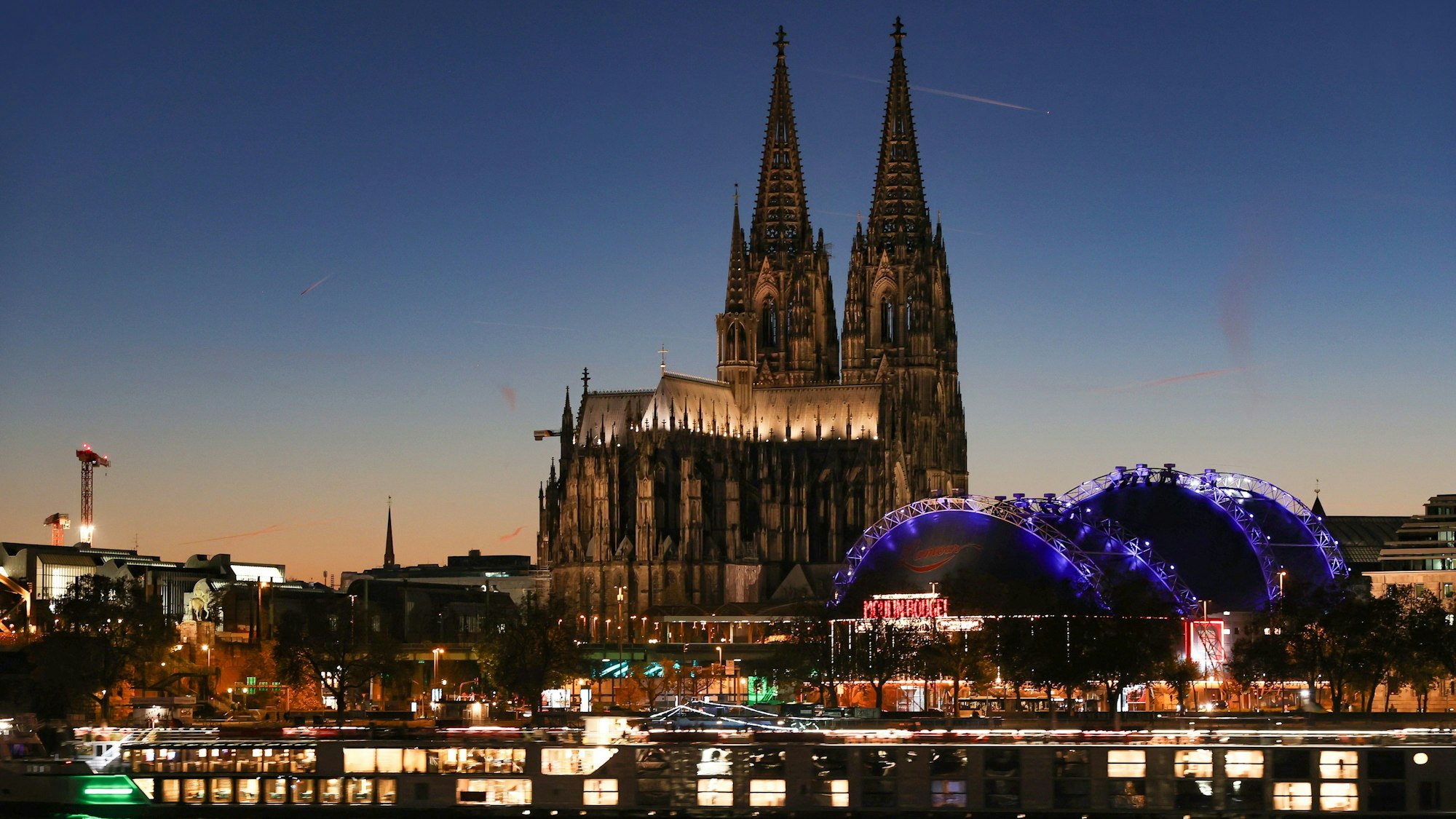 Der „Musical Dome“ vor dem Kölner Dom.
