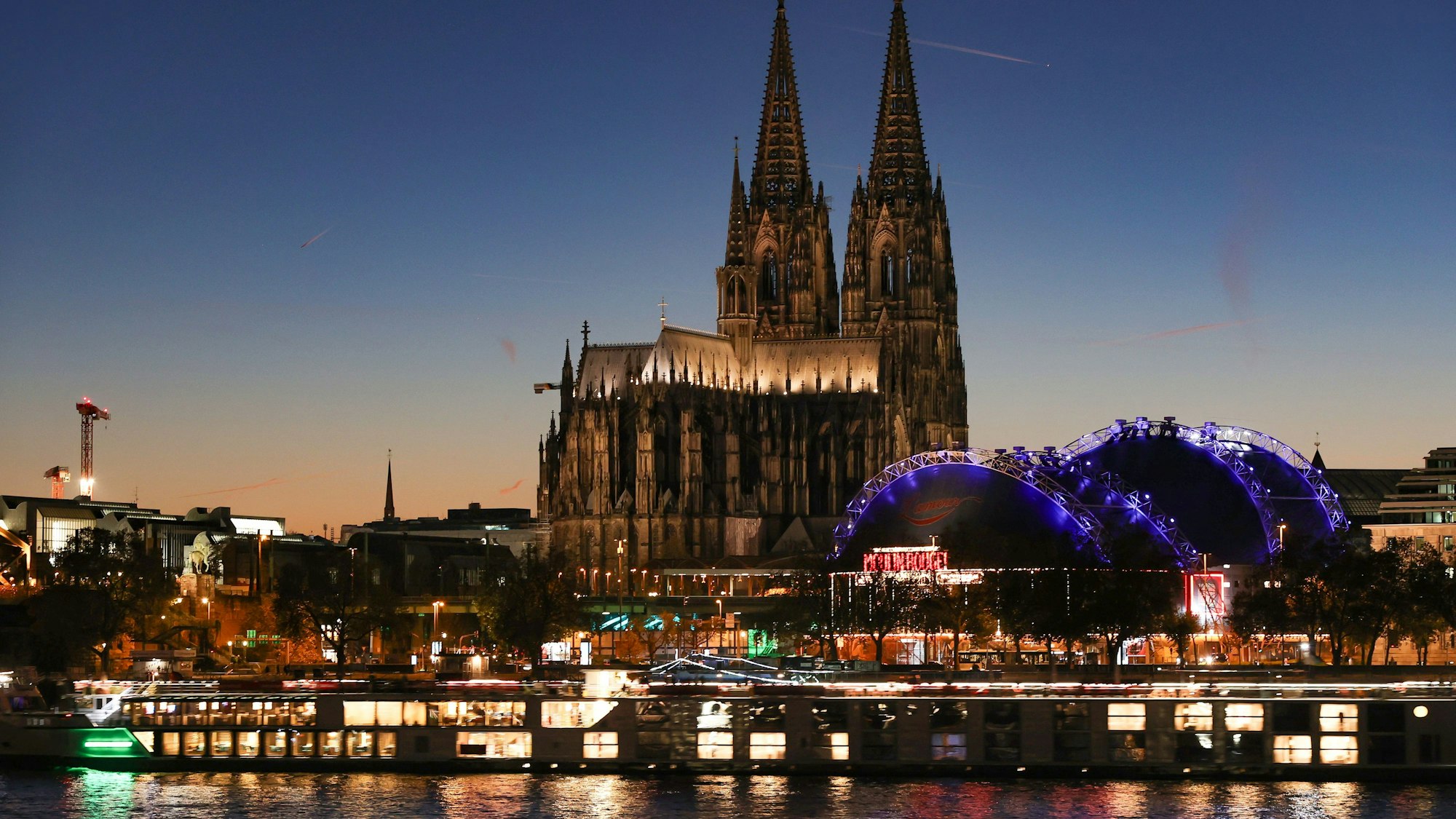 Der Kölner Dom mit dem Musical Dome im Vordergrund.
