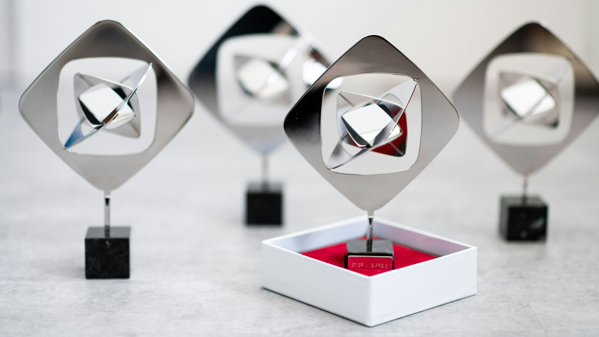 ARCHIV - 08.06.2021, Nordrhein-Westfalen, Marl: Mehrere Trophäen zum Grimme-Preis stehen in einer Juwelierwerkstatt. (zu dpa: «Nominierungen für Grimme-Preise - Kritik am Spielfilm») Foto: Fabian Strauch/dpa +++ dpa-Bildfunk +++