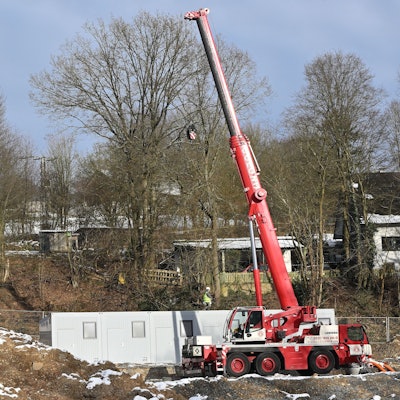 In Kürten-Broch werden die neuen Wohncontainer aufgestellt.