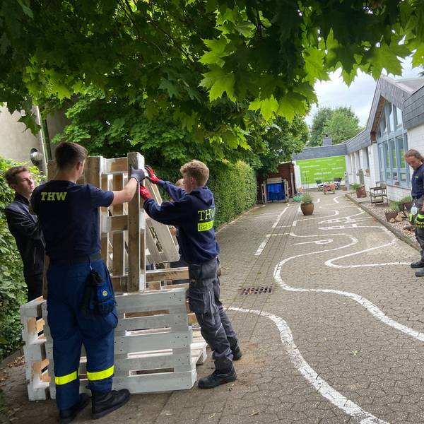 Die Porzer Bürgerstiftung bringt Unternehmen und soziale Einrichtungen zusammen, wenn am Aktionstag Mitarbeiter von Firmen und Organisationen in unterschiedlichen Einrichtungen dabei helfen, Projekte zu verwirklichen, hier bei Arbeiten in der Gartenanlage einer Kita in Wahn.