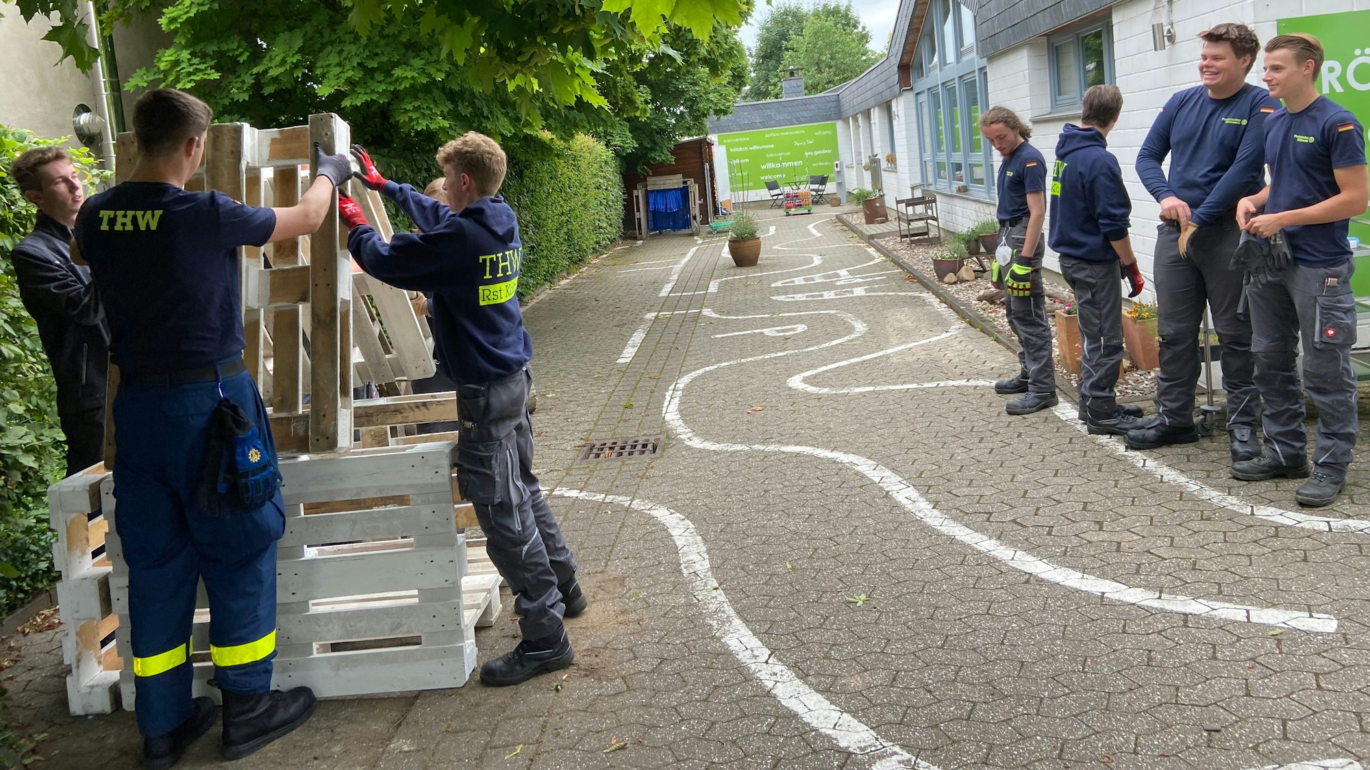 Die Porzer Bürgerstiftung bringt Unternehmen und soziale Einrichtungen zusammen, wenn am Aktionstag Mitarbeiter von Firmen und Organisationen in unterschiedlichen Einrichtungen dabei helfen, Projekte zu verwirklichen, hier bei Arbeiten in der Gartenanlage einer Kita in Wahn.
